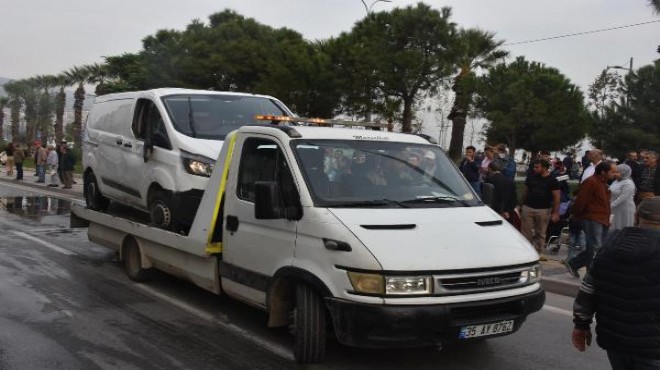 Karşıyaka'da midibüs devrildi: Yaralılar var