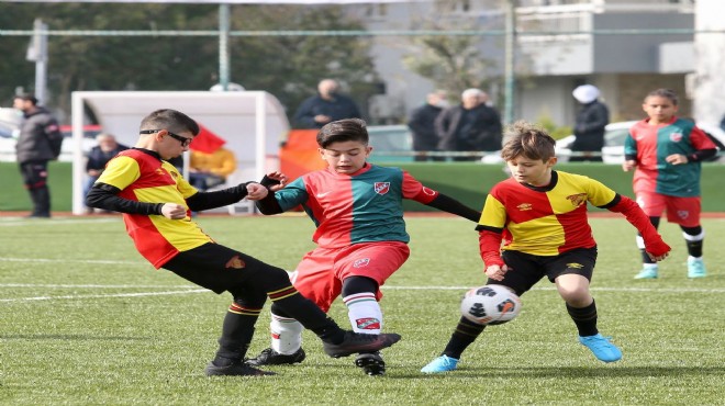 Karşıyaka'da miniklerden futbol şöleni