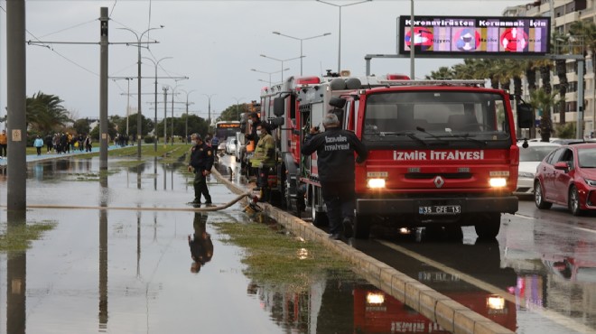 Karşıyaka'da rüzgar ve fırtına nedeniyle deniz taştı