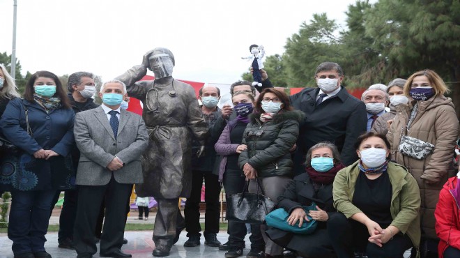 Karşıyaka'da sağlık emekçilerine saygı anıtı