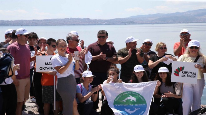 Karşıyaka da temiz mesai: Başkan da anlamlı çağrıyla çöp topladı