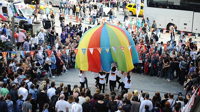 Karşıyaka'yı 23 Nisan coşkusu sardı