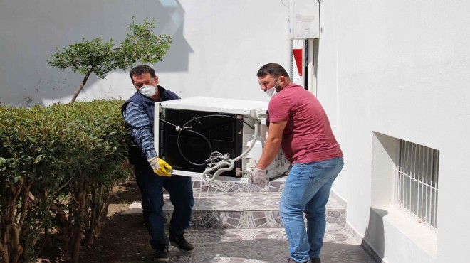Karşıyaka'da elektronik atıklar evlerden toplanıyor