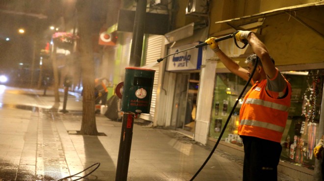 Karşıyaka’da gece-gündüz çöp mesaisi