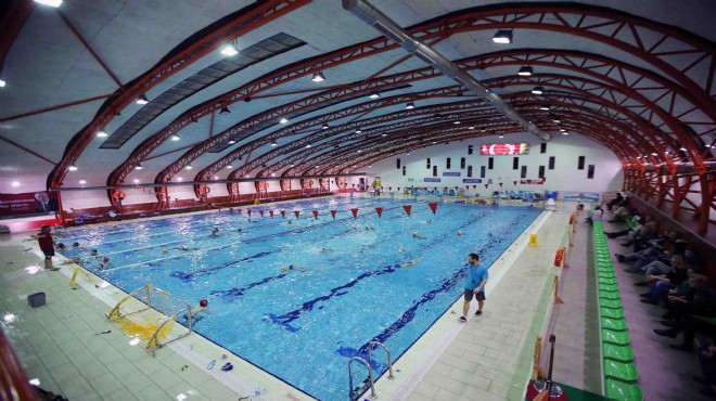 Karşıyaka'da kadınlara ücretsiz yüzme kursu