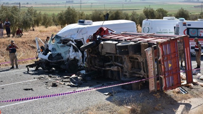 Katliam gibi kaza: 8 ölü, 18 yaralı!