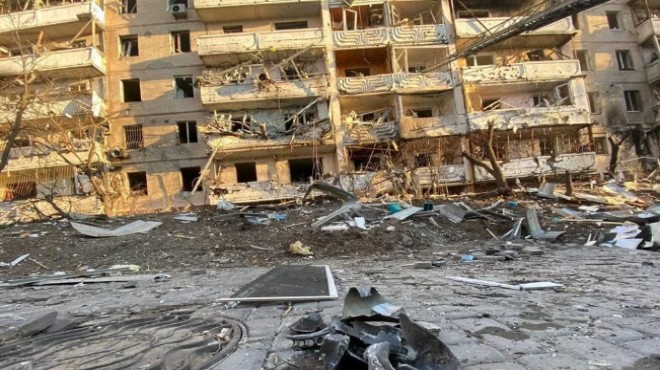 Kiev'de 10 katlı apartmana Rus saldırısı!