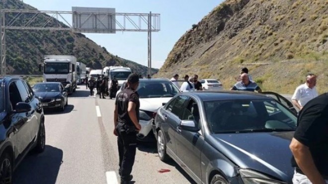 Kılıçdaroğlu nun konvoyunda kaza: Yaralılar var!