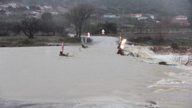 Kınık'ta çay taştı yol trafiğe kapandı