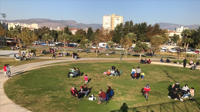 Kısıtlama bitti, İzmir kendini sahile attı!