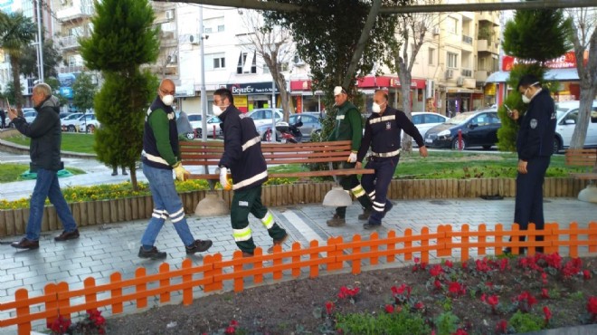 Konak Belediyesi parklardaki bankları kaldırıyor