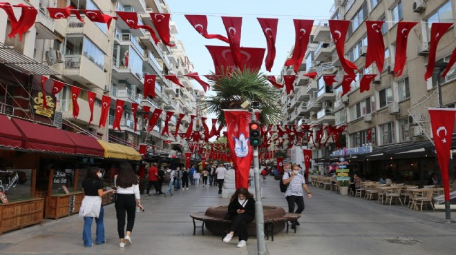 Konak Cumhuriyet için ay-yıldıza büründü