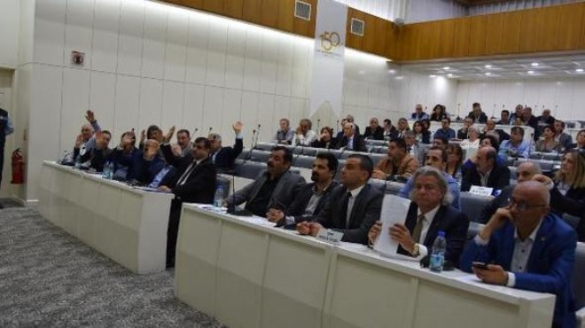 Konak'ta Meclis'te fotoğraf tartışması: Atatürk'e dil uzatanın dilini keseriz
