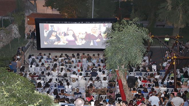 Konak'ta açık hava sineması keyfi