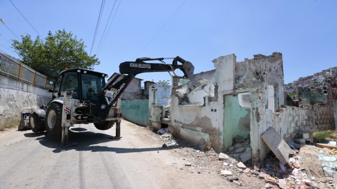 Konak ta metruk binalar bir bir yıkılıyor!