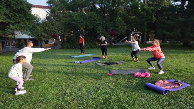 Konak’ta açık havada spor keyfi sürüyor