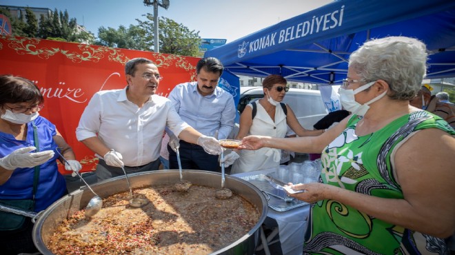 Konak’ta aşure bereketi paylaşıldı