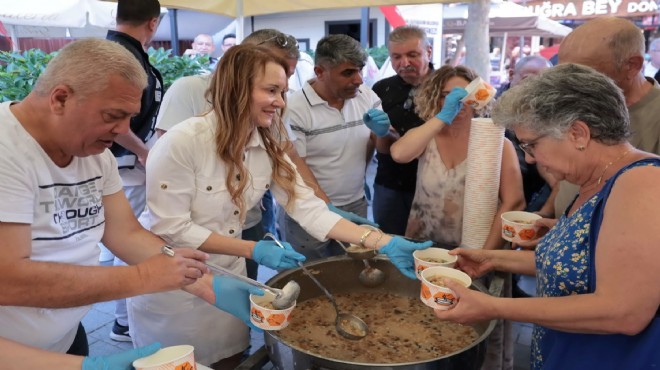 Konak'ta aşurenin bereketi 10 bin kişiyle paylaşıldı