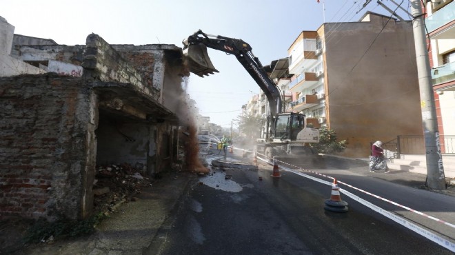 Konak'ta metruk binalar bir bir yıkılıyor