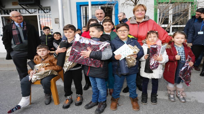 Konak’ta öğrencilere kitap, annelere bez torba