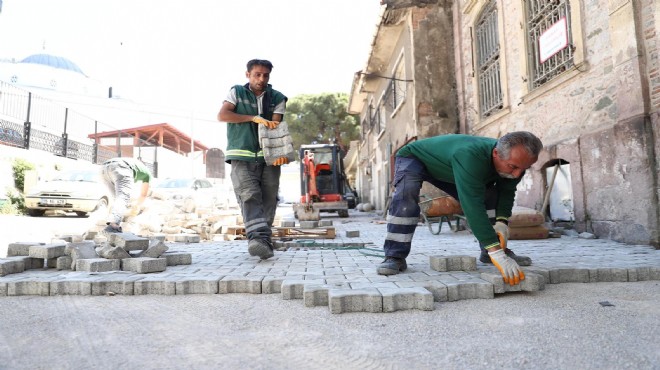 Konak'ta yol ve kaldırım harekatı