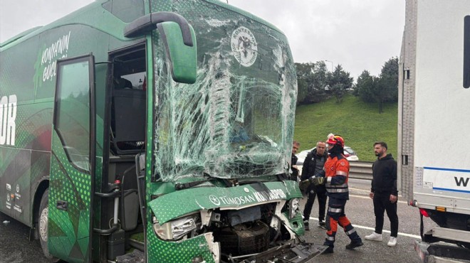 Konyaspor futbolcularını taşıyan otobüs kaza yaptı