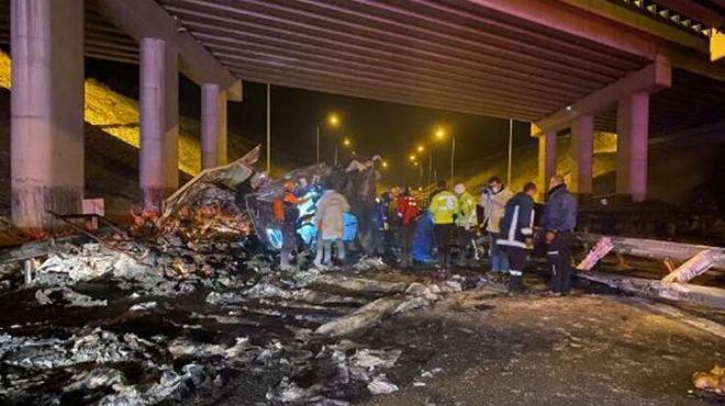 Köprüden düşen TIR alev alev yandı: 2 ölü, 1 yaralı