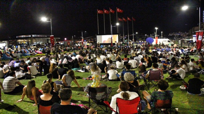 Kordon çimlerinde sinema keyfi