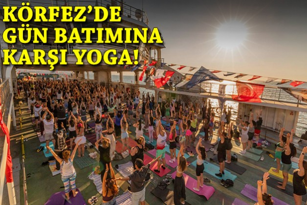Körfez'de gün batımına karşı yoga