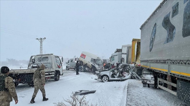 Korkunç kaza! 8 araç birbirine girdi: 3 ölü, 12 yaralı