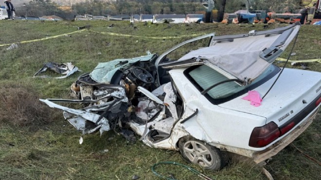 Korkunç kaza: Araç kağıt gibi ezildi!