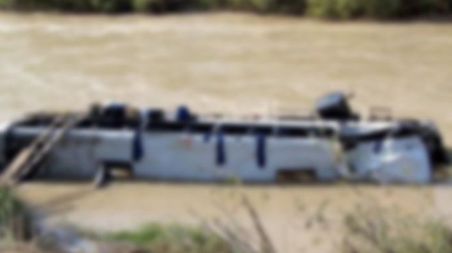 Korkunç kaza! Otobüs nehre yuvarlandı: 25 ölü