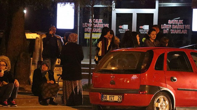 Korkutan deprem: Vatandaş sokağa döküldü!