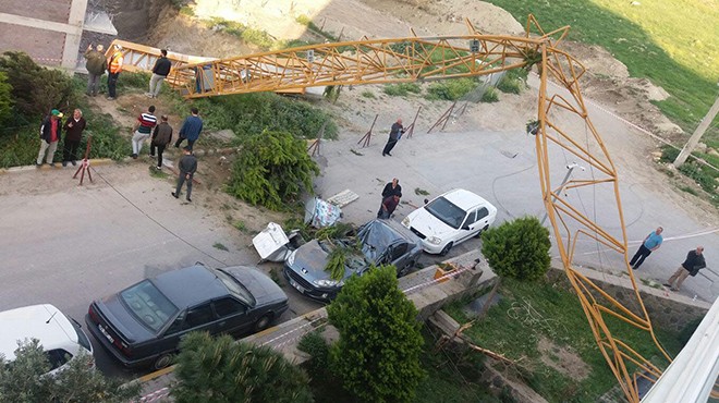 Kule vinç devrildi: İzmir'de saniyelerle faciadan dönüldü!