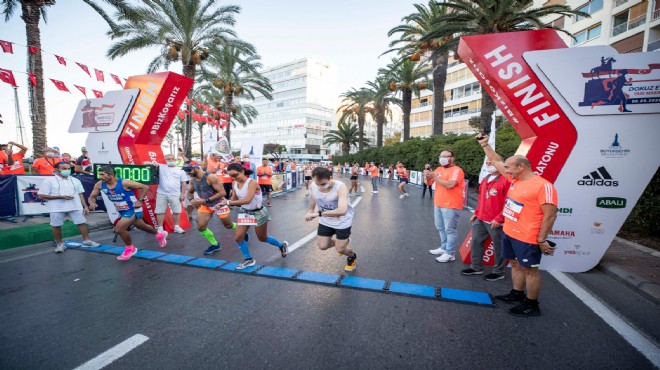 Kurtuluş coşkusu maratonla taçlandı: Başkan Soyer de koştu