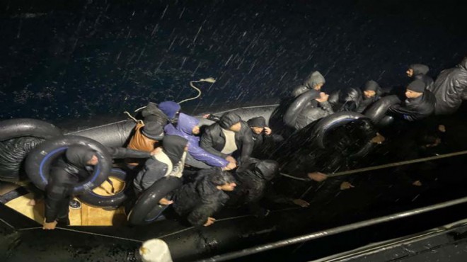 Lastik bot sürüklendi, göçmenler ölümden döndü!