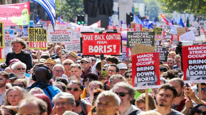 Londra'da '10 Numara' önünde Johnson protestosu
