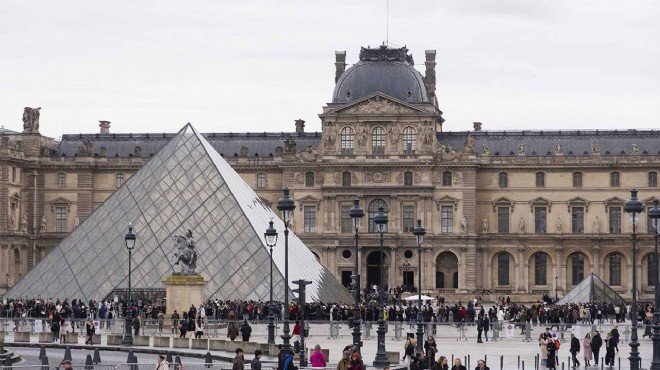 Louvre Müzesi yeniden ziyaretçilere açıldı