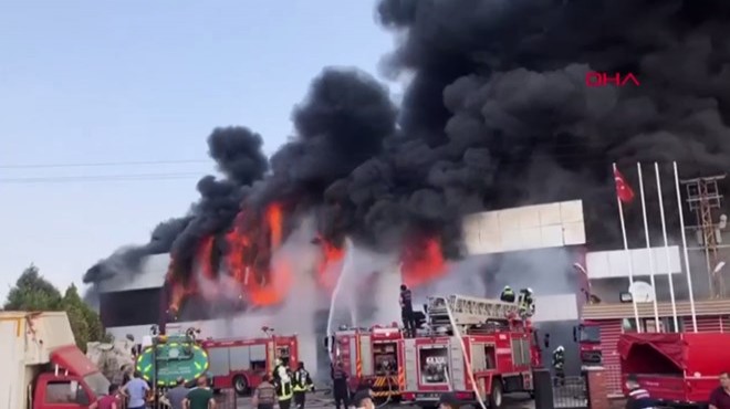 Manisa Saruhanlı'da mobilya fabrikasında yangın