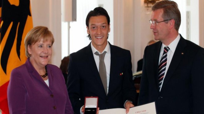 Merkel'den Mesut Özil açıklaması