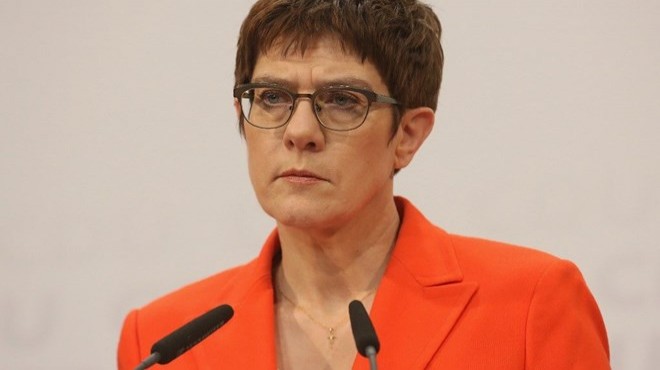Merkel in halefi Kramp-Karrenbauer istifa etti