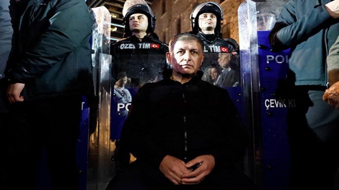 Meslek Fabrikası’nda direniş: İçeri alınmadı... Tugay dan polis barikatı önünde nöbet!