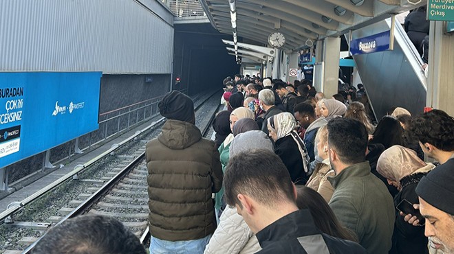 Metroda seferleri vuran, İzmirliler yolda bırakan arıza!