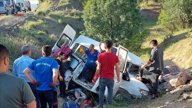 Minibüs şarampole yuvarlandı: 4 ölü, 6 yaralı