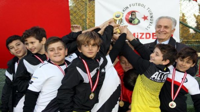 Minik futbolcular Fethi Sekin i unutmadı