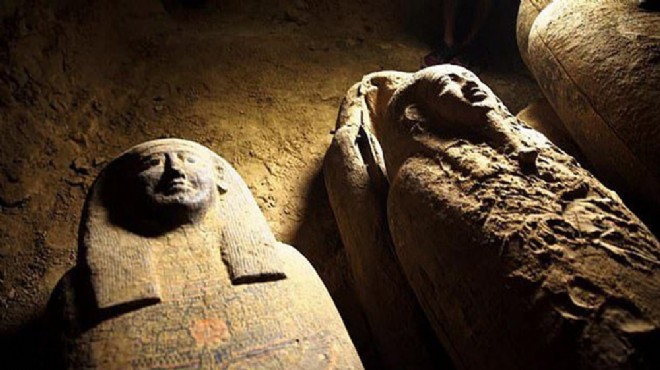 Mısır'da 2 bin 500 yıllık 13 tahta tabut bulundu