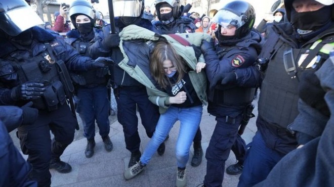 Moskova'da protestolar: 600 kişi gözaltında!