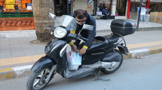 Motosikletiyle evde yalnız kalan hasta ve yaşlılara iyilik dağıtıyor