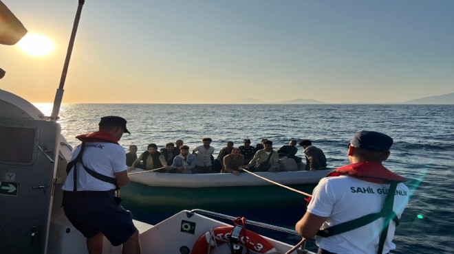 Muğla açıklarında sürüklenen 14 düzensiz göçmen kurtarıldı