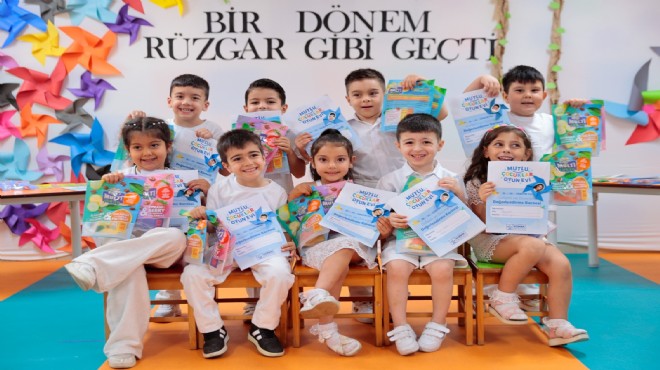 Mutlu Çocuklar Oyun Evlerinde karne sevinci